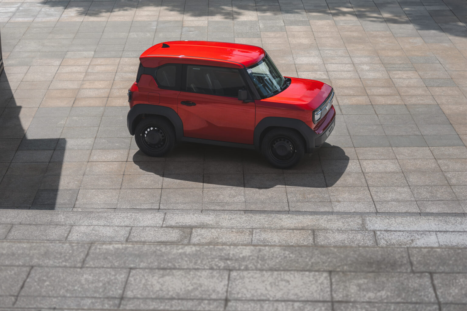 VinFast VF 3 dễ khiến cho người nh&igrave;n li&ecirc;n tưởng đến mẫu SUV thu nhỏ, đậm chất off-road với la-zăng tới 16 inch