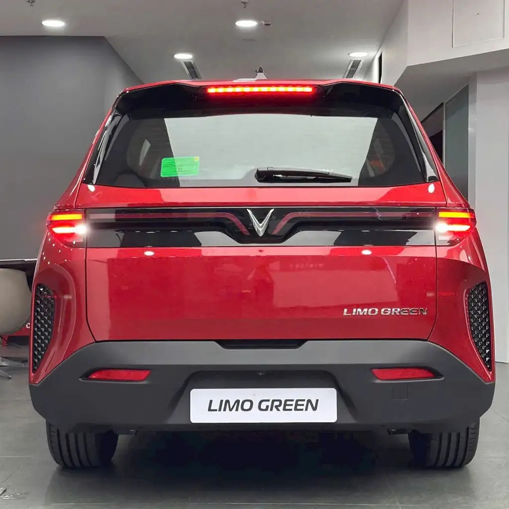 Đ&aacute;nh gi&aacute; ngoại thất VinFast Limo Green 2026 - đu&ocirc;i xe
