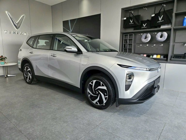 So s&aacute;nh nhanh VinFast Limo Green với MPV truyền thống